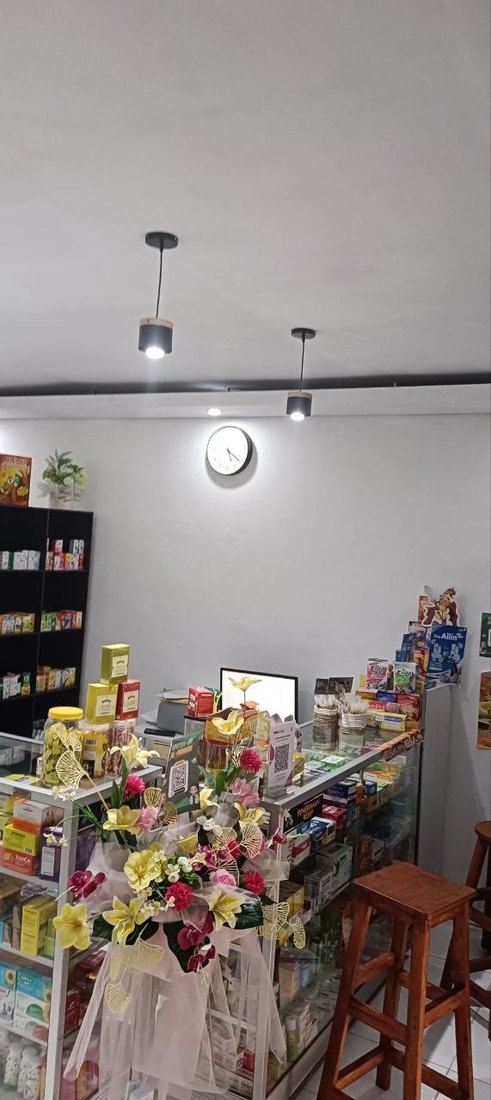 Suasana area pelayanan Apotek AL-Pharma