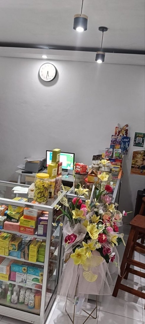 Area pelayanan dan etalase Apotek AL-Pharma