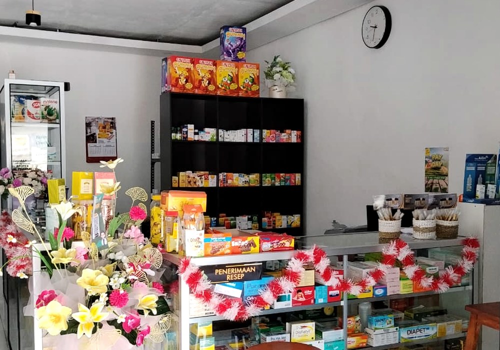 Area pelayanan dan dalam Apotek AL-Pharma
